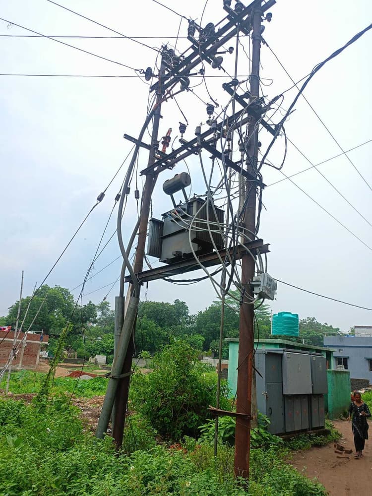 Jamshedpur News : बागबेड़ा : चार दिनों से अंधेरे में डूबी है सोमायझोपड़ी बस्ती