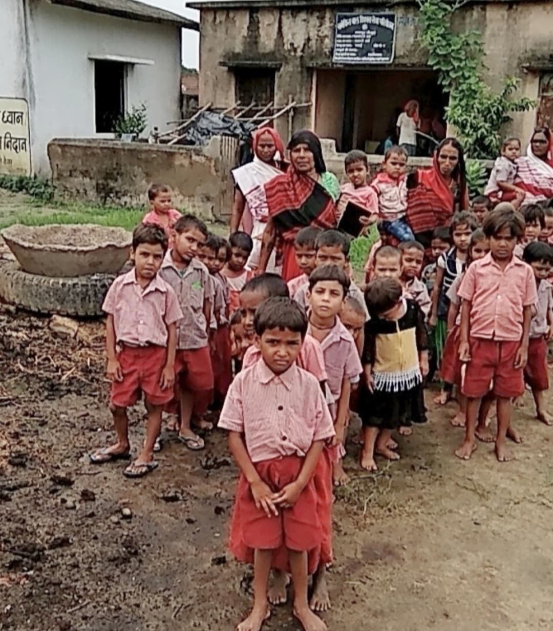 18 साल बाद भी आंगनबाड़ी केंद्र तक जाने के लिए नहीं बना रास्ता