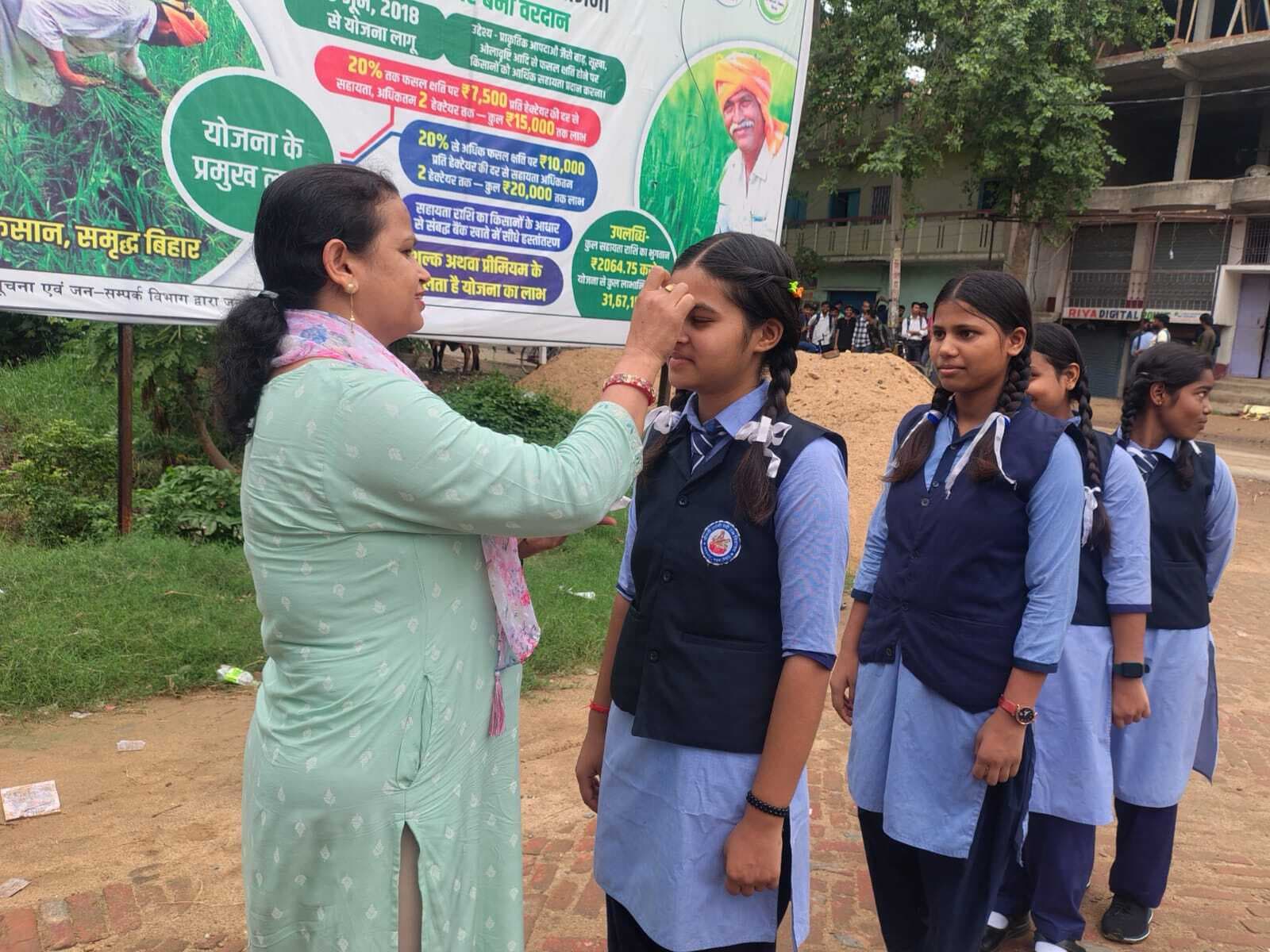 छात्रों के माथे पर तिलक लगाकर विद्यालय में किया गया स्वागत