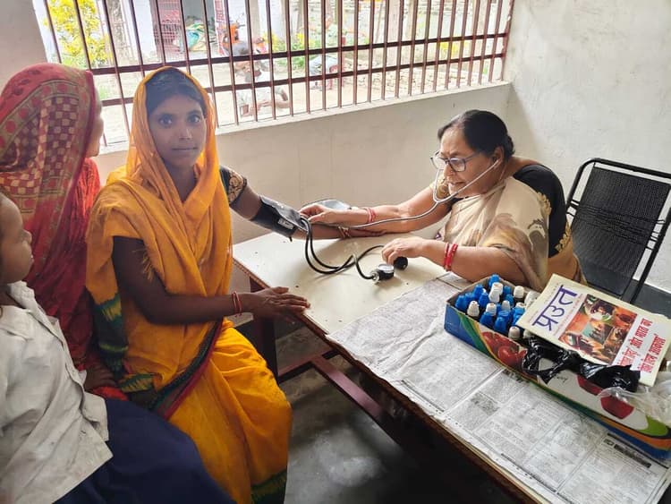 Samastipur News:स्वास्थ्यकर्मियों ने सात सूत्री मांग को लेकर सीएस कार्यालय पर किया प्रदर्शन