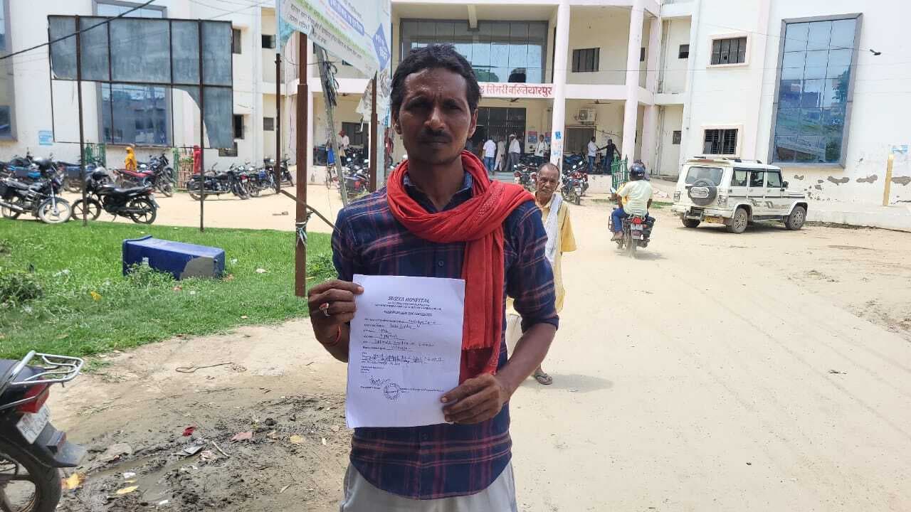 सड़क हादसे का शिकार हुआ था पुत्र, पीड़ित पिता सरकारी मुआवजा के लिए खा रहे दर-दर की ठोकरें