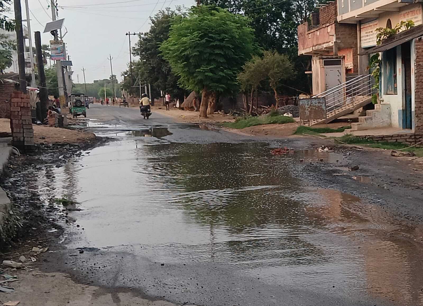 नरहट के पास सड़क पर बह रहा नाले का पानी, आवागमन मुश्किल
