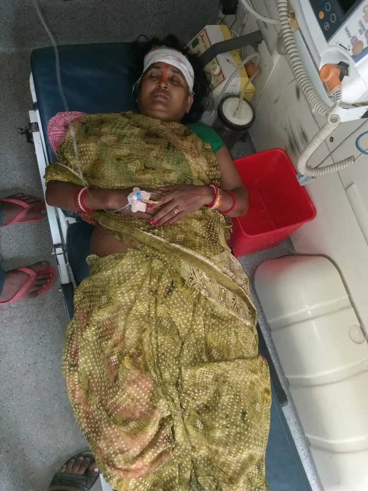 गंगा स्नान कर लौट रही महिला बाइक से गिरकर घायल, रेफर