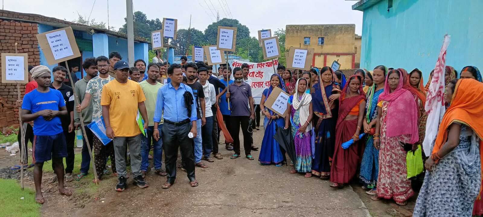 रैयतों ने मांगों को लेकर चार घंटे तक भूमिगत खान व कोयला ढुलाई बंद करायी