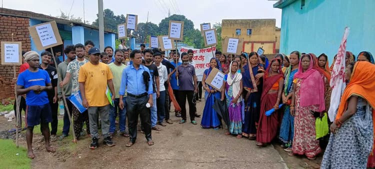 रैयतों ने मांगों को लेकर चार घंटे तक भूमिगत खान व कोयला ढुलाई बंद करायी