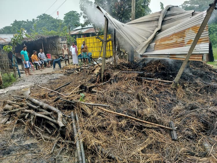 सबनपुर में बिजली तार टूटने से लगी आग