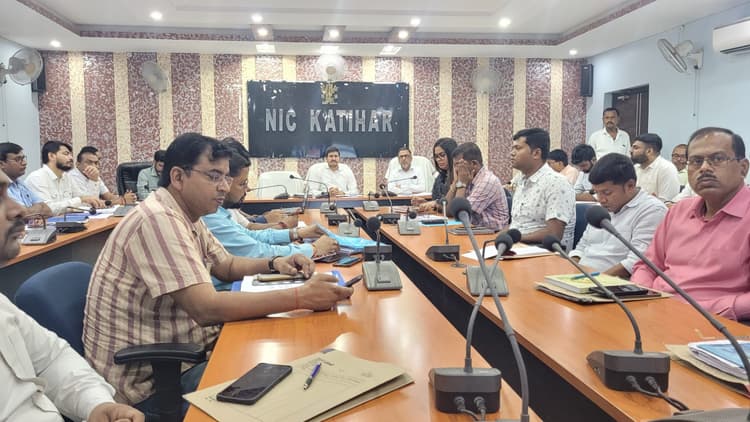 संबंधित अधिकारी तटबंध की नियमित रूप से निगरानी करें: डीएम