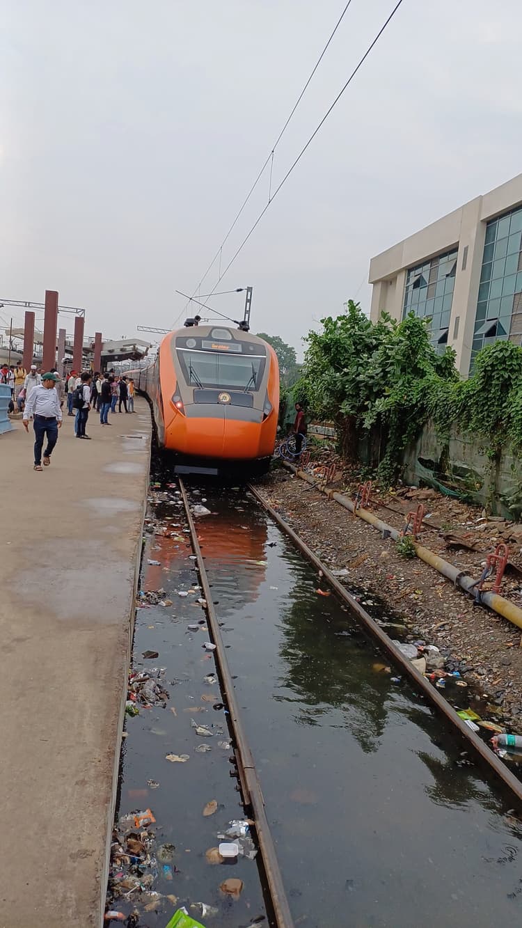जलजमाव व गंदगी से भरे ट्रैक पर प्लेस हुई वंदे भारत, प्रीमियम दर्जे पर सवाल