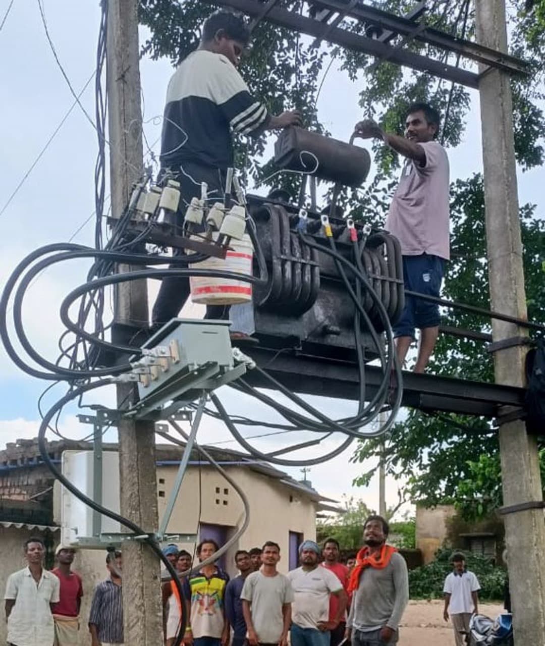 मैक्लुस्कीगंज में ट्रांसफॉर्मर जला, मायापुर गांव अंधेरे में, ग्रामीण परेशान