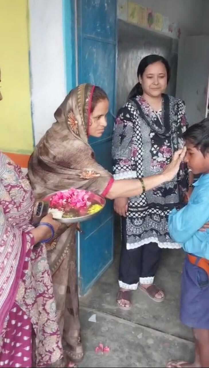 गर्मी छुट्टी के बाद स्कूल पहुंचे छात्र- छात्राओं का तिलक व फूल माला के साथ स्वागत