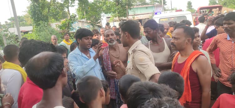 अवैध उगाही के बाद भी ट्रांसफार्मर नहीं बदले जाने पर फूटा ग्रामीणों का गुस्सा