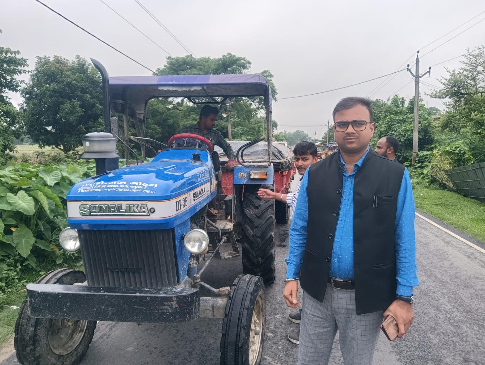 सीओ ने बिना चालान के बालू लदे ट्रैक्टर को किया जब्त