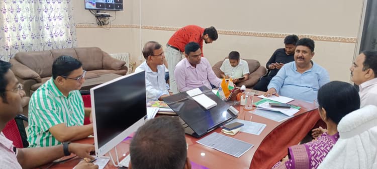 बुडको के साथ समीक्षा बैठक में धीमी कार्यशैली पर मेयर का कड़ा एक्शन