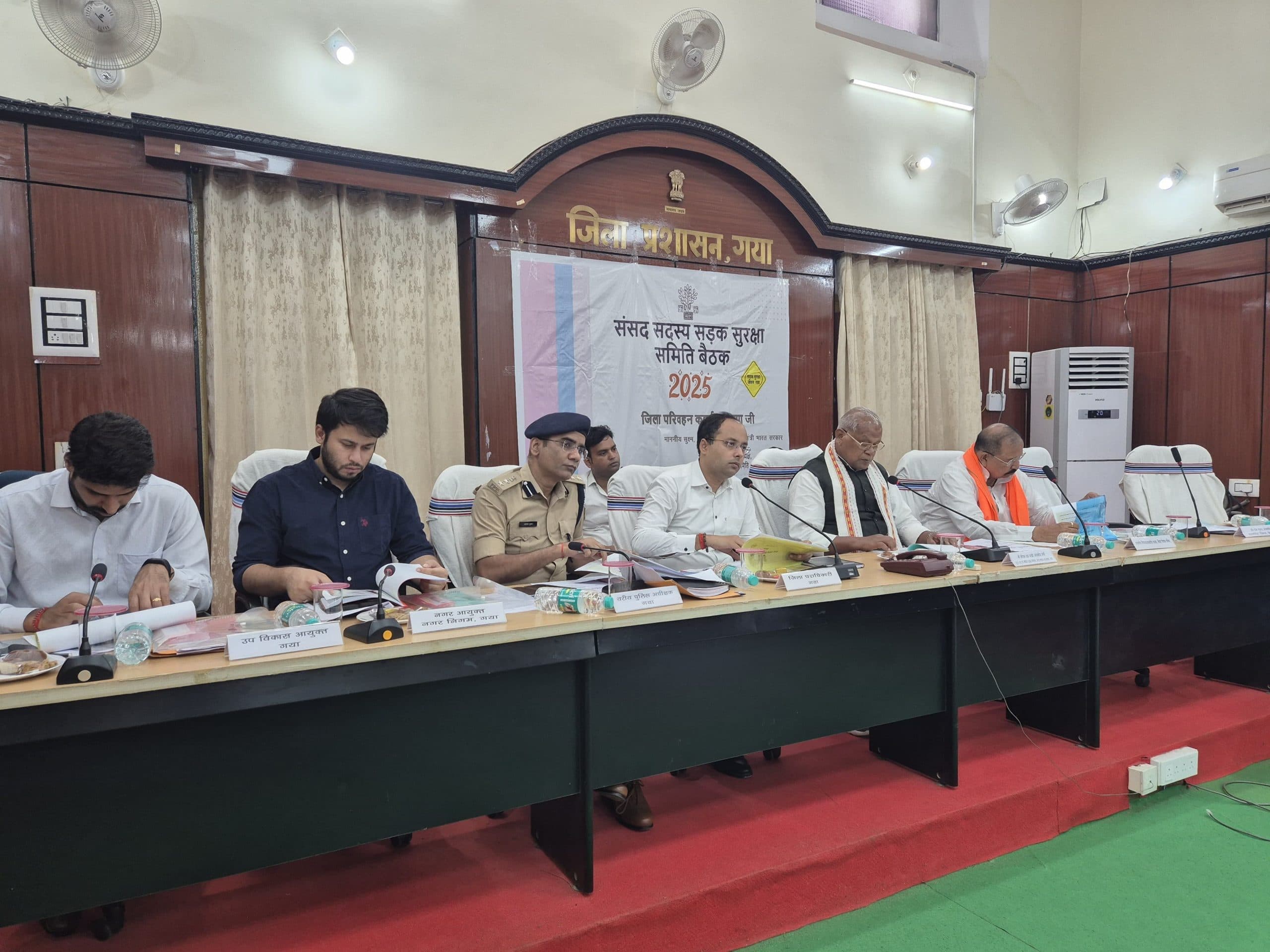 बैजूधाम की सड़क पर साइन बोर्ड व हाइमास्ट लाइट लगाएं : जीतनराम मांझी