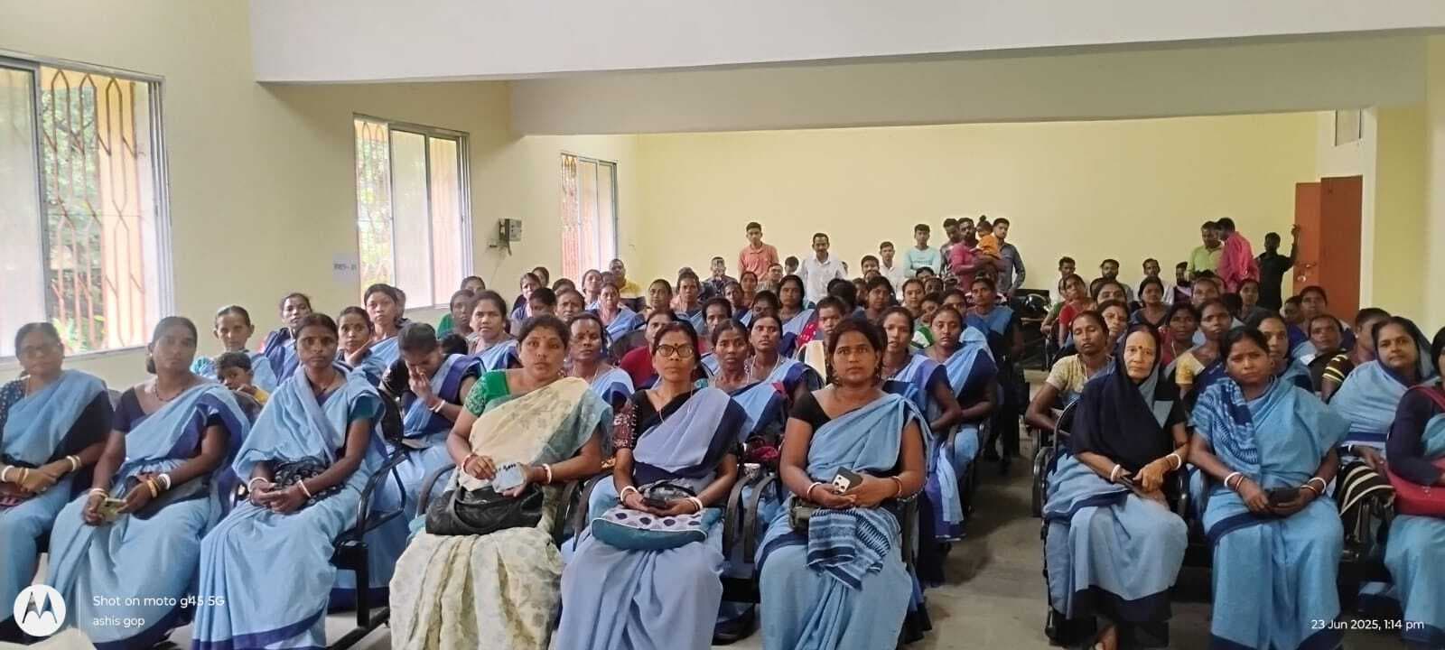 शौचालय के उपयोग के लिए ग्रामीणों को करें जागरूक : बीडीओ