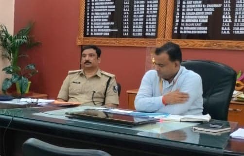 आयुक्त ने डीएम व एसपी संग की मतदान केंद्र की स्थिति पर चर्चा