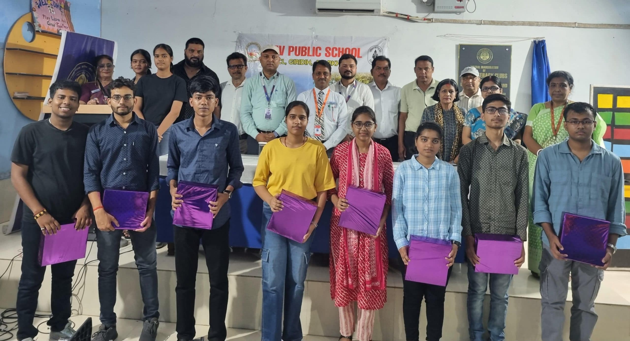 Giridih News :विद्यालय प्रबंधन व एसबीआई महेशलुंडी शाखा ने विद्यार्थियों किया को सम्मानित