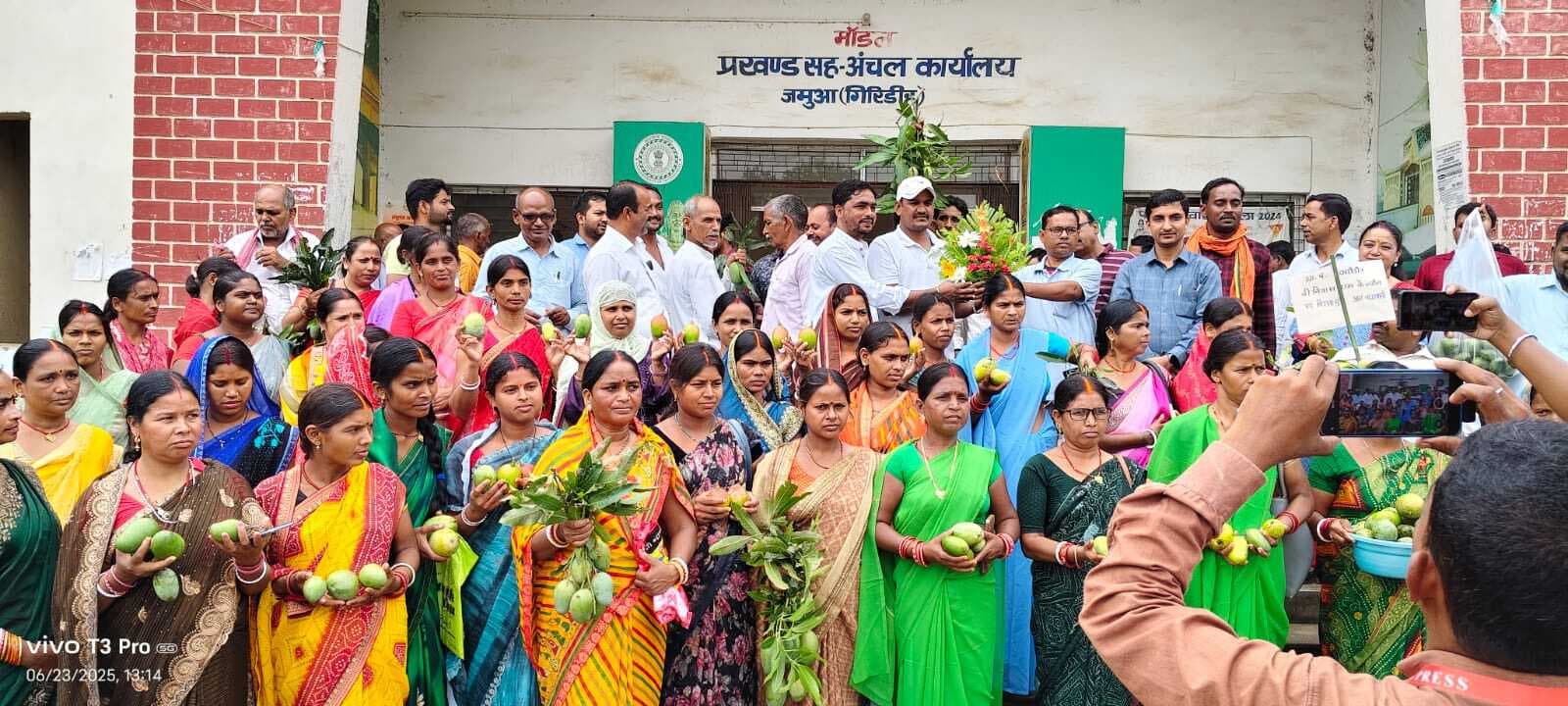Giridih News :आम को किस्मों का प्रदर्शन कर सम्मानित हुए किसान