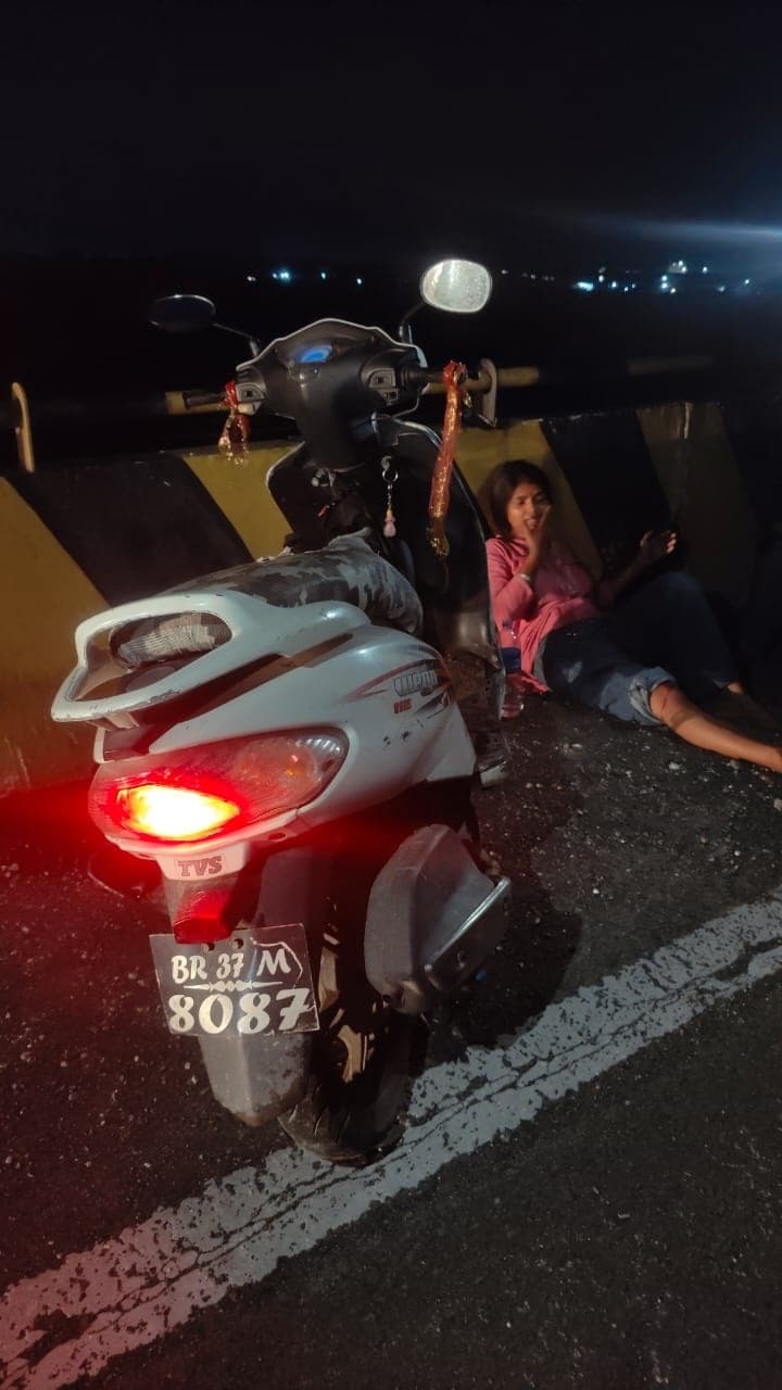 सड़क दुर्घटना में स्कूटी सवार महिला घायल