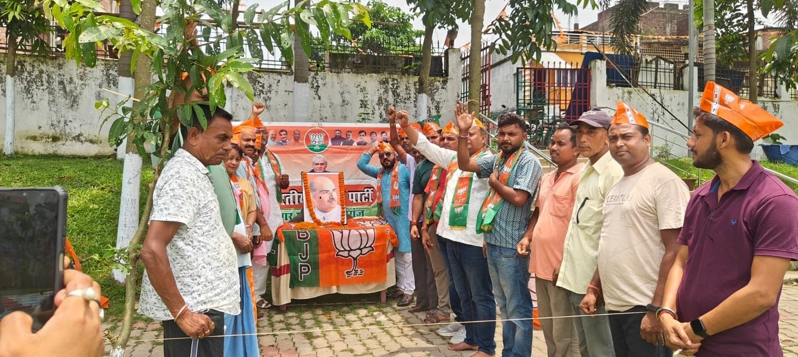 डॉ श्यामा प्रसाद मुखर्जी को दी श्रद्धांजलि