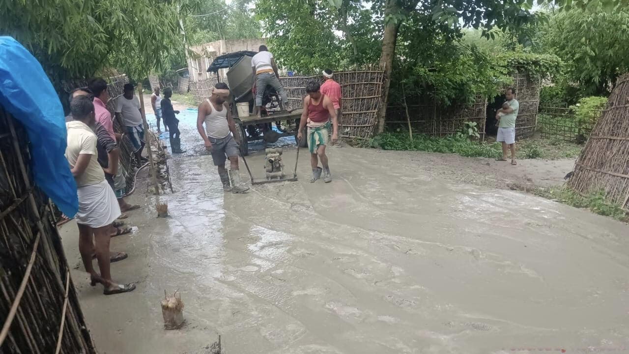 बदहाल सड़क पर काम शुरू होने पर ग्रामीणों में हर्ष