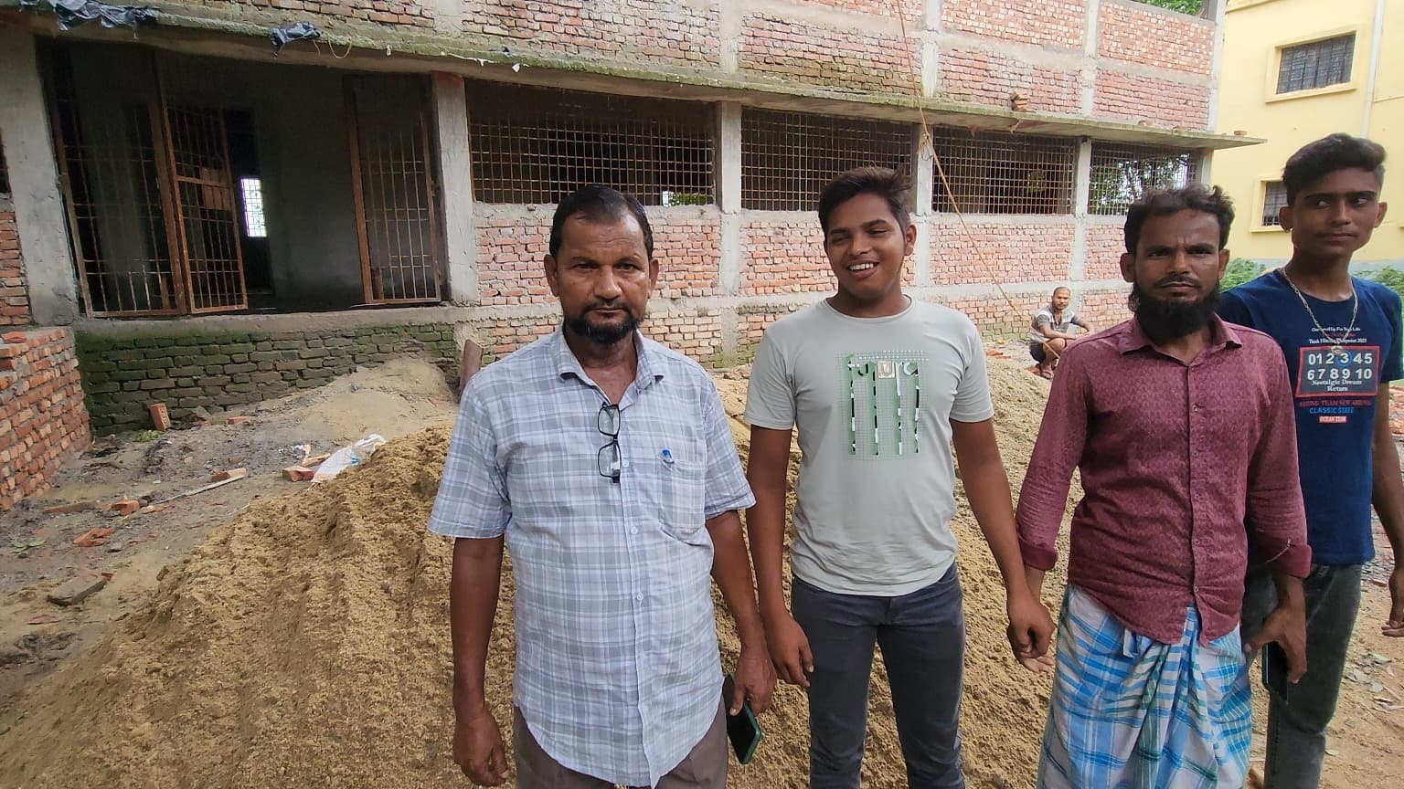 भवन निर्माण में अनियमितता का ग्रामीणों ने लगाया आरोप