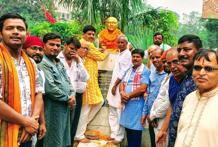 Dhanbad News : भाजपा ने बलिदान दिवस के रूप में मनायी डॉ श्यामा प्रसाद मुखर्जी की पुण्यतिथि