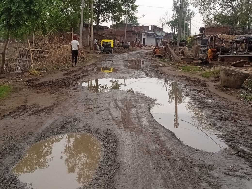 गोलउडीह-डीहरा सड़क गड्ढे में तब्दील, दुर्घटना की आशंका