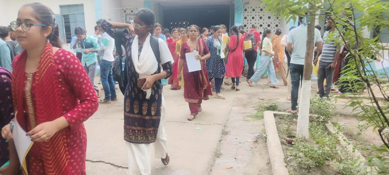 Motihari : डीएलएड के तीसरे दिन की परीक्षा में शामिल हुए 1054 परीक्षार्थी