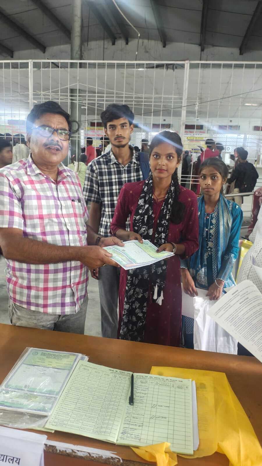 कैंप मोड में इंटरमीडिएट के सफल बच्चों के बीच किया जा रहा प्रमाण पत्र वितरण