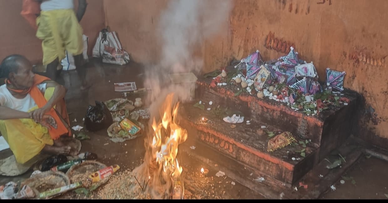 बारिश के बावजूद आषाढ़ी काली पूजा में उमड़े भक्त