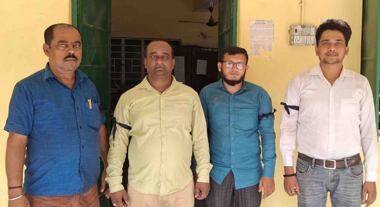 नौ सूत्री मांगों के समर्थन में लिपिकों ने लगाया काला बिल्ला