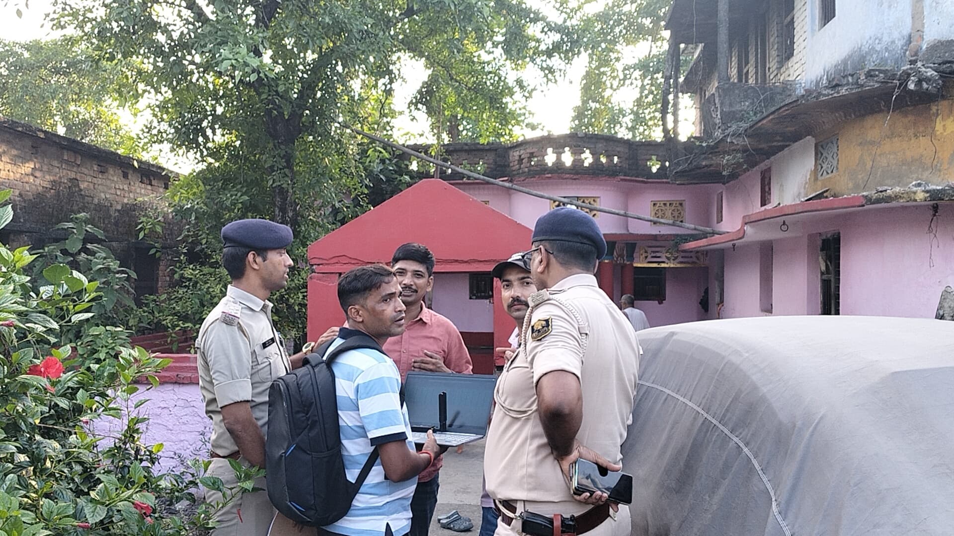 ठाकुरबाड़ी मंदिर से अष्टधातु की मूर्तियां चोरी, जांच में जुटी एफएसएल टीम