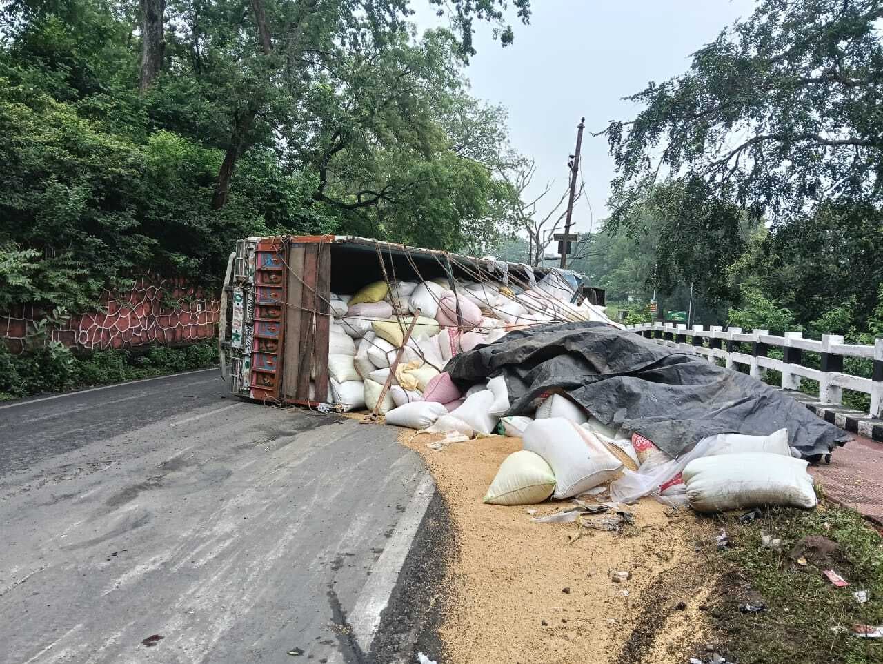 हादसा : मसानजोर में ट्रक पलटा, कोई हताहत नहीं