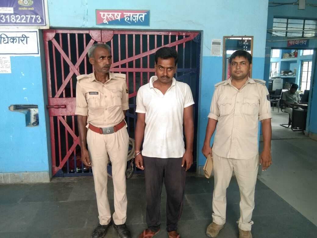 बाइक चोरी करते युवक पकड़ाया