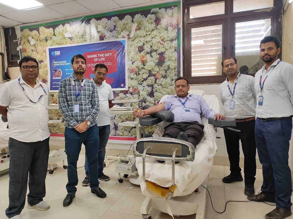 एसबीआइ के 70वें स्थापना दिवस पर लगा मेगा रक्तदान शिविर