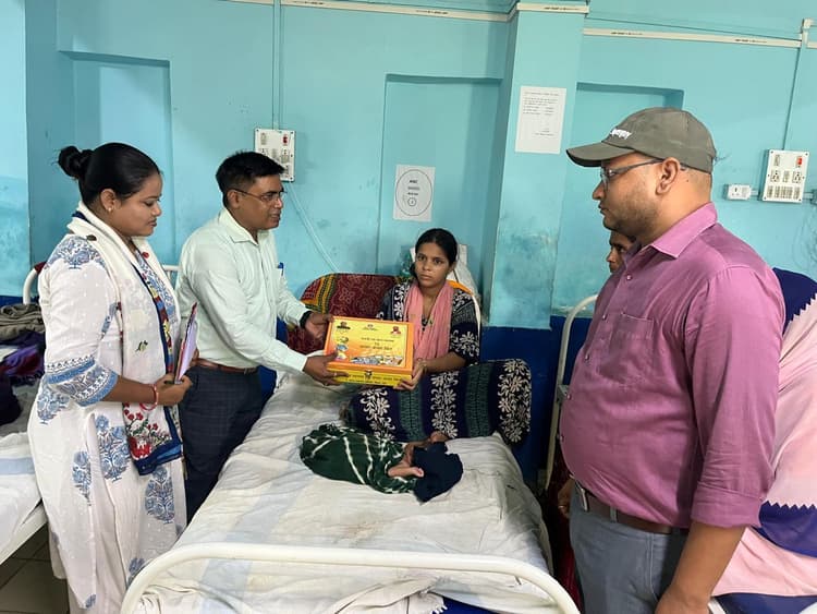 गर्भवती महिलाओं के बीच जच्चा-बच्चा किट वितरित