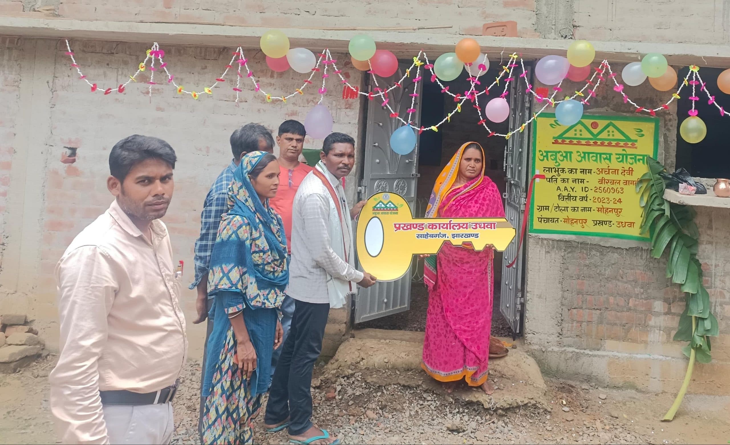 अबुआ आवास के लाभुकों को कराया गया गृह प्रवेश