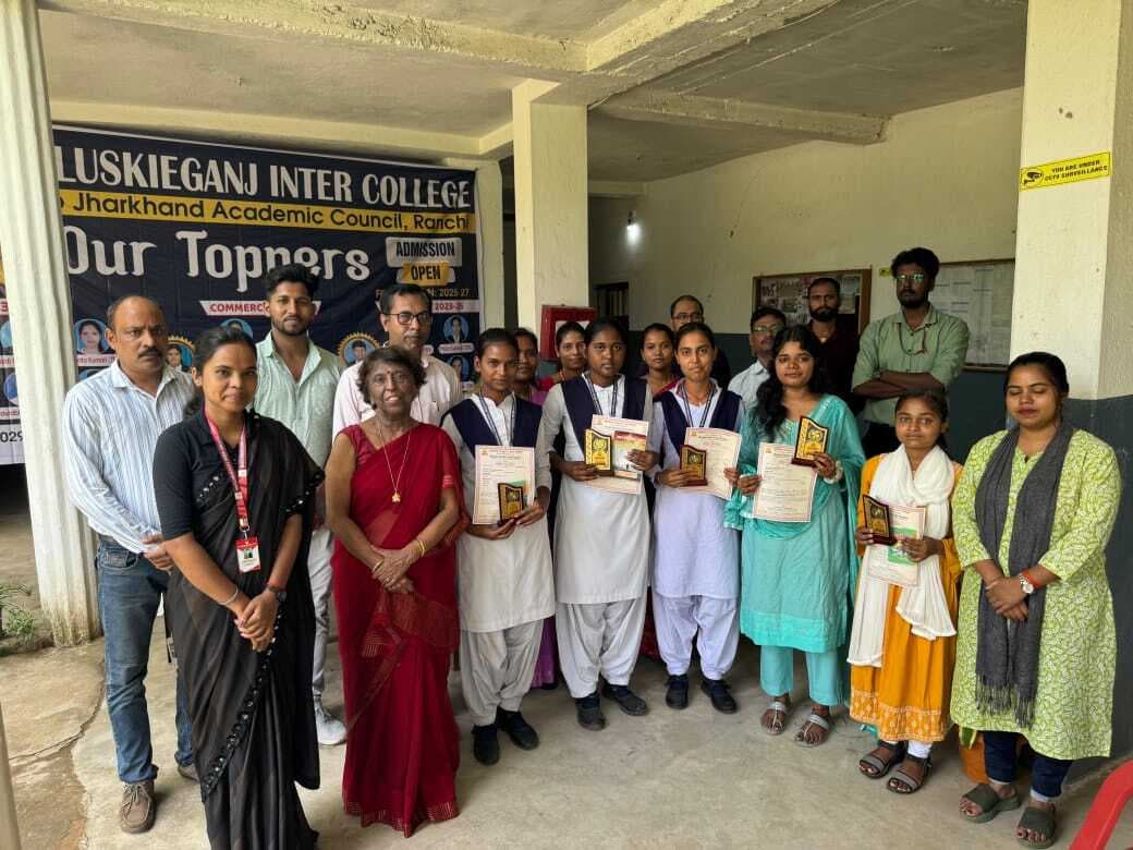 सम्मानित किये गये इंटर के मेधावी विद्यार्थी