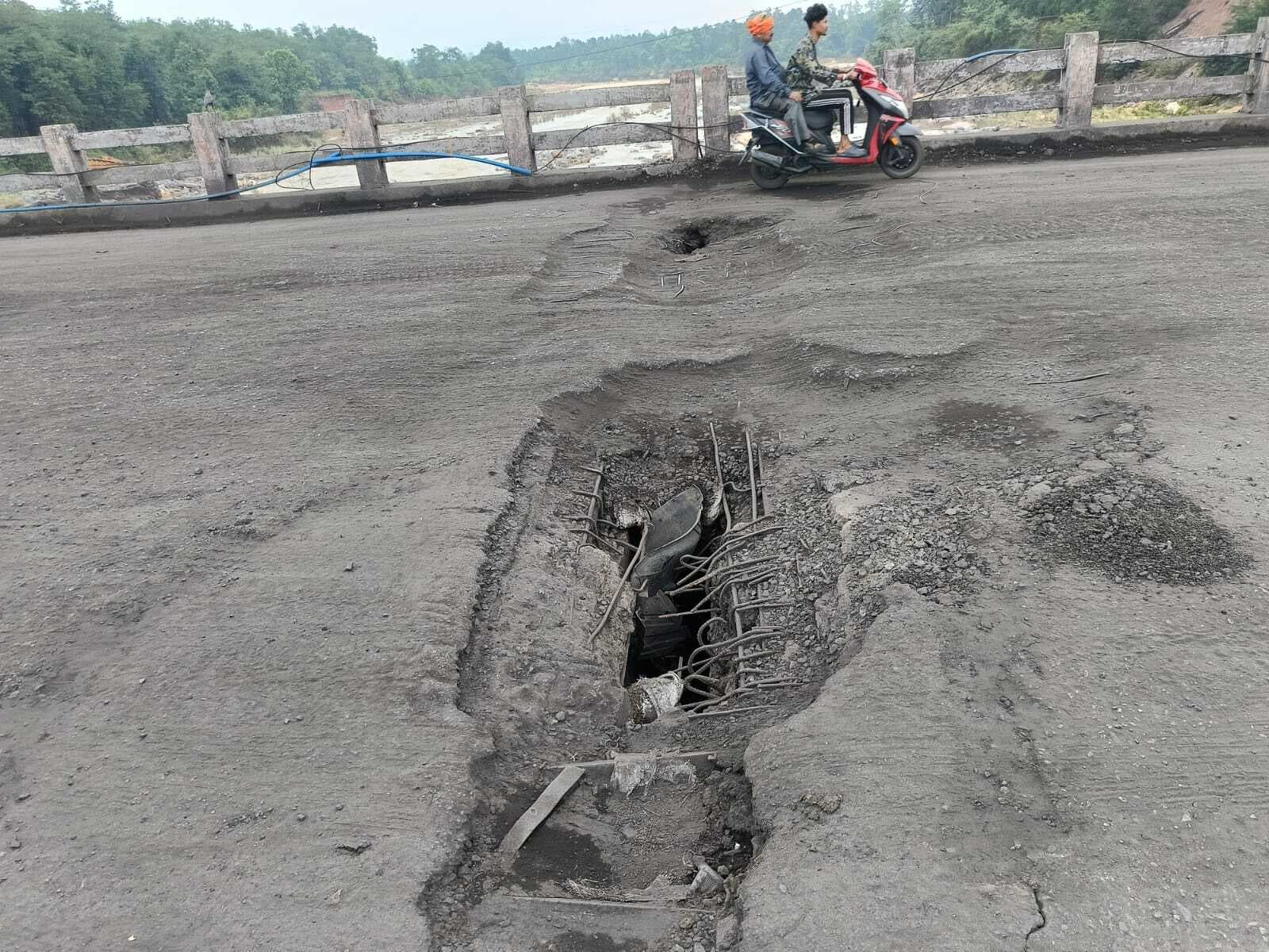 बारिश में क्षतिग्रस्त पुल बंद, जर्जर ट्रांसपोर्टिंग पुल से आवागमन में परेशानी