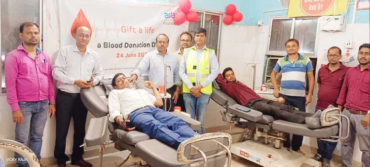 एसबीआइ बैंक के कई कर्मचारियों ने किया रक्तदान