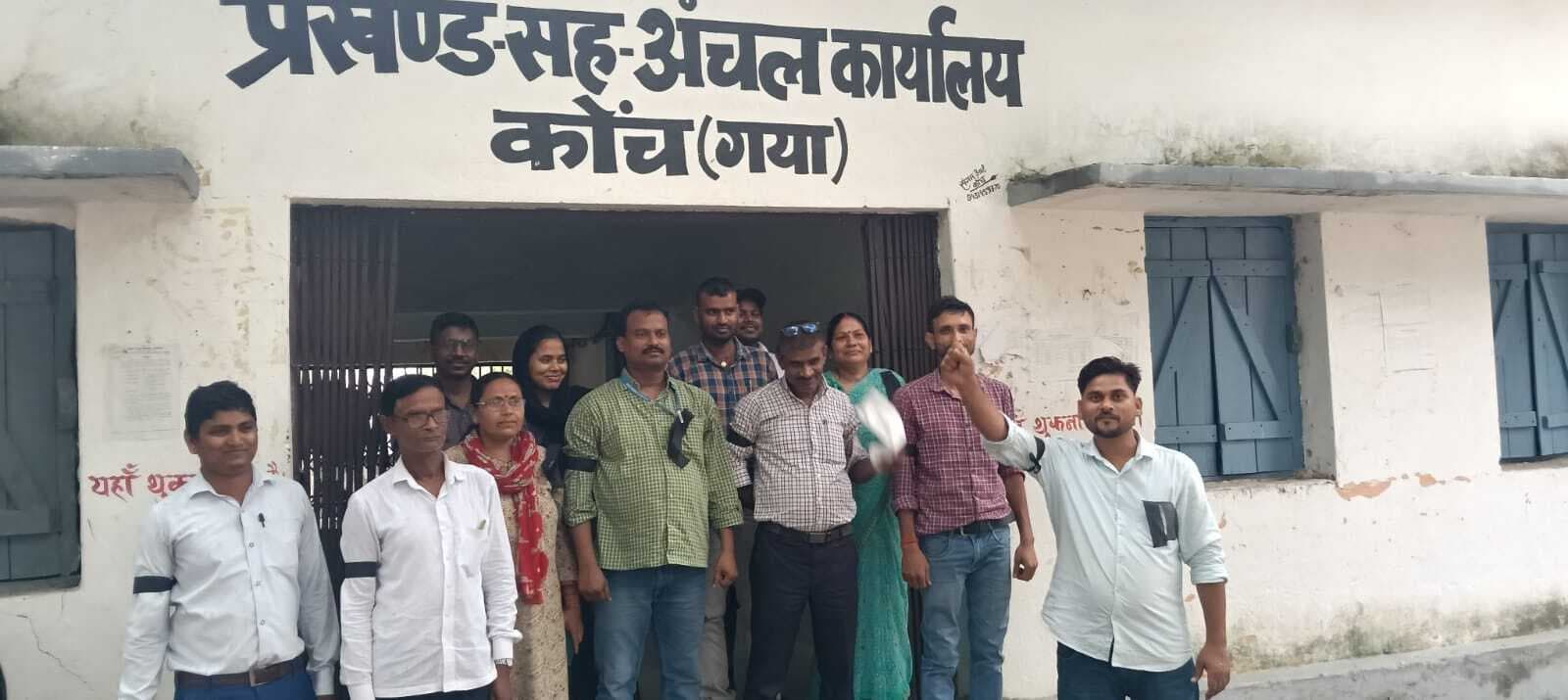 प्रखंडकर्मियों ने काली पट्टी लगा कर जताया विरोध