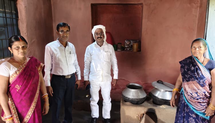 एमडीएम प्रभारी ने किया नूरपुर राजोखाप विद्यालय का निरीक्षण