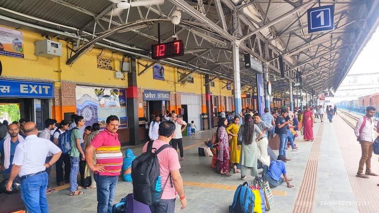 खगड़िया से जमालपुर छह घंटे लेट पहुंची डेमू ट्रेन, यात्री रहे परेशान