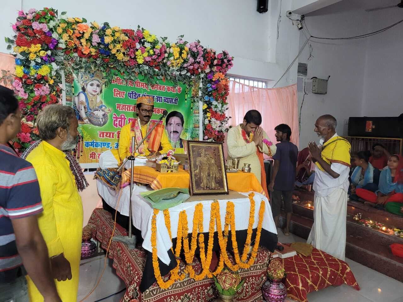 Madhubani News : श्रीमद्भागवत कथा सुनने उमड़े श्रद्धालु