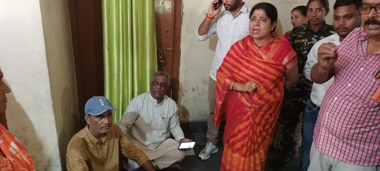 Bokaro News : सीआइ पर घूस मांगने का आरोप, धरना पर बैठे भाजपा नेता