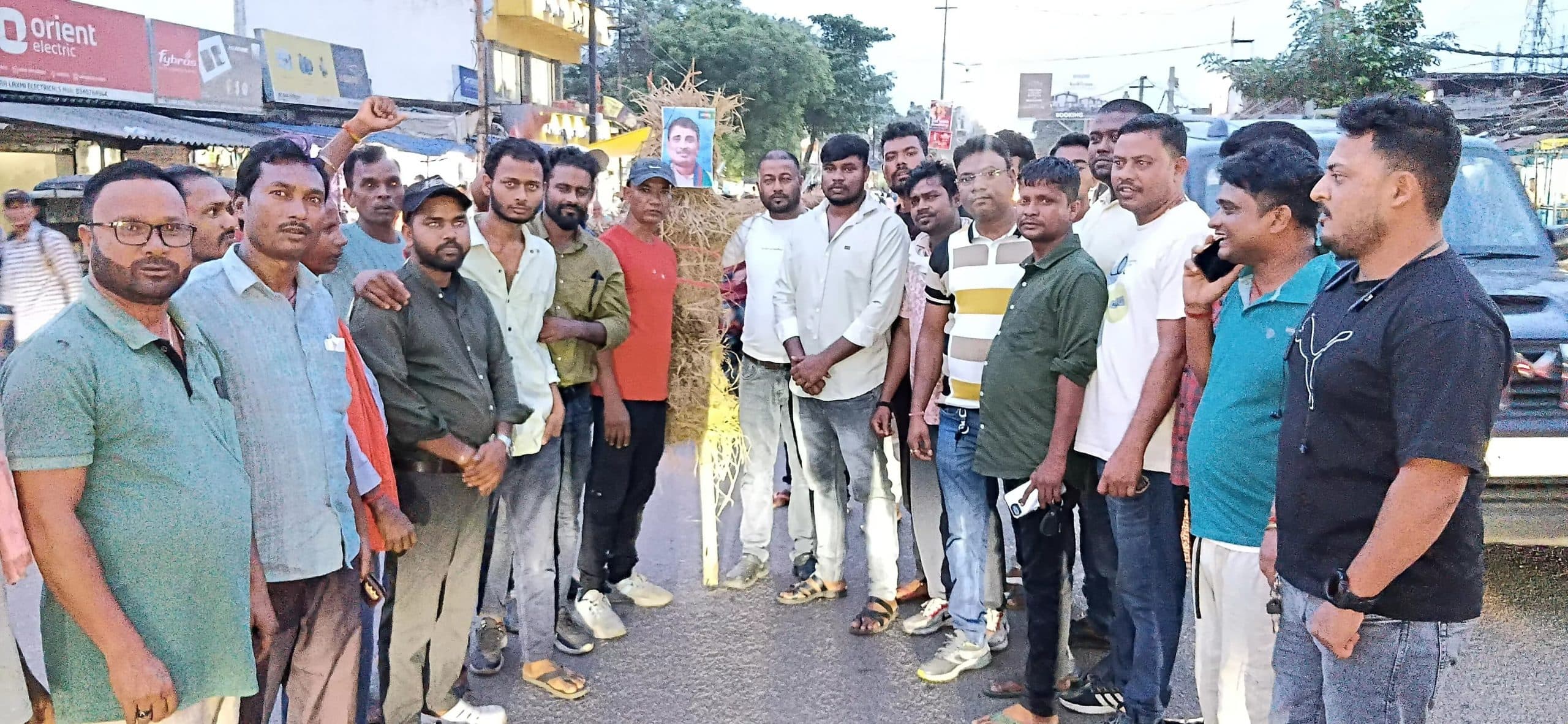 Bokaro News : जेकेएलएम कार्यकर्ताओं ने मांडू विधायक का पुतला फूंका