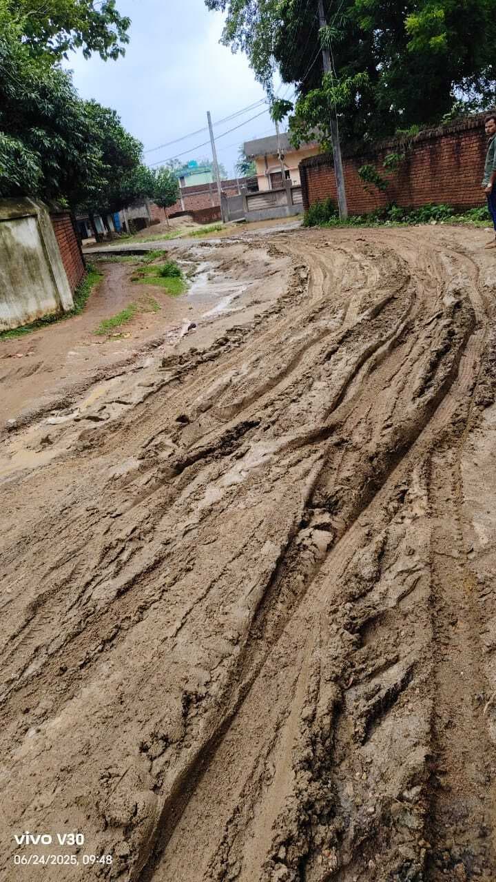 श्रमदान कर ग्रामीणों ने करायी सड़क की मरम्मत