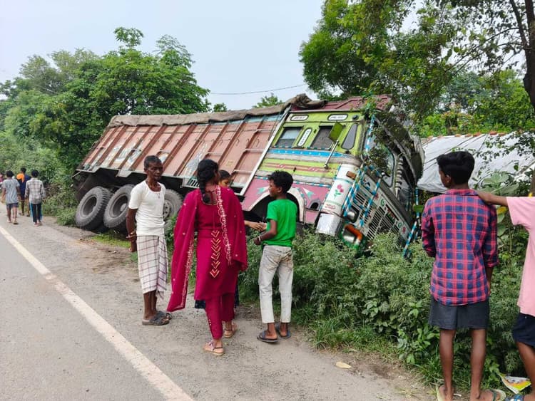 Seraikela Kharsawan News : दुगनी : गड्ढों से बचने के चक्कर में अनियंत्रित हुआ ट्रक, घर में घुसा