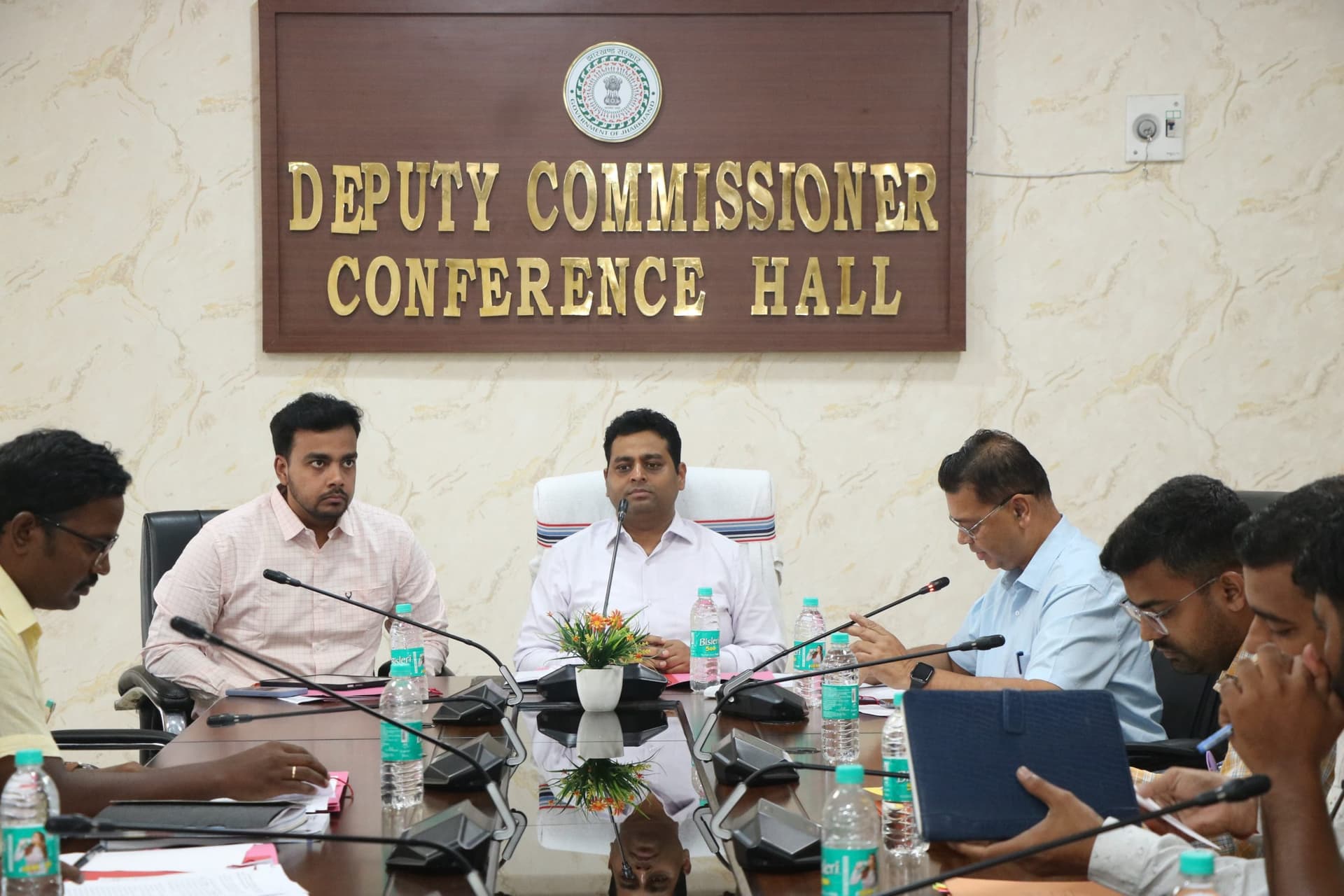 Chaibasa News : एकलव्य विद्यालयों में शिक्षक बहाली प्रक्रिया अविलंब शुरू करें : डीसी